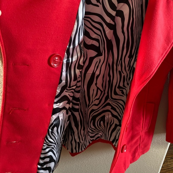 Red Coat. - Picture 3 of 4